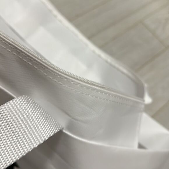 Aritzia tote new zip top - Picture 4 of 5